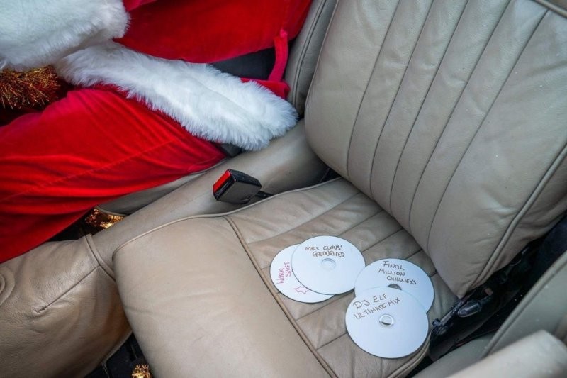 Сани Санта-Клауса: красный Morgan выставлен на продажу в Великобритании