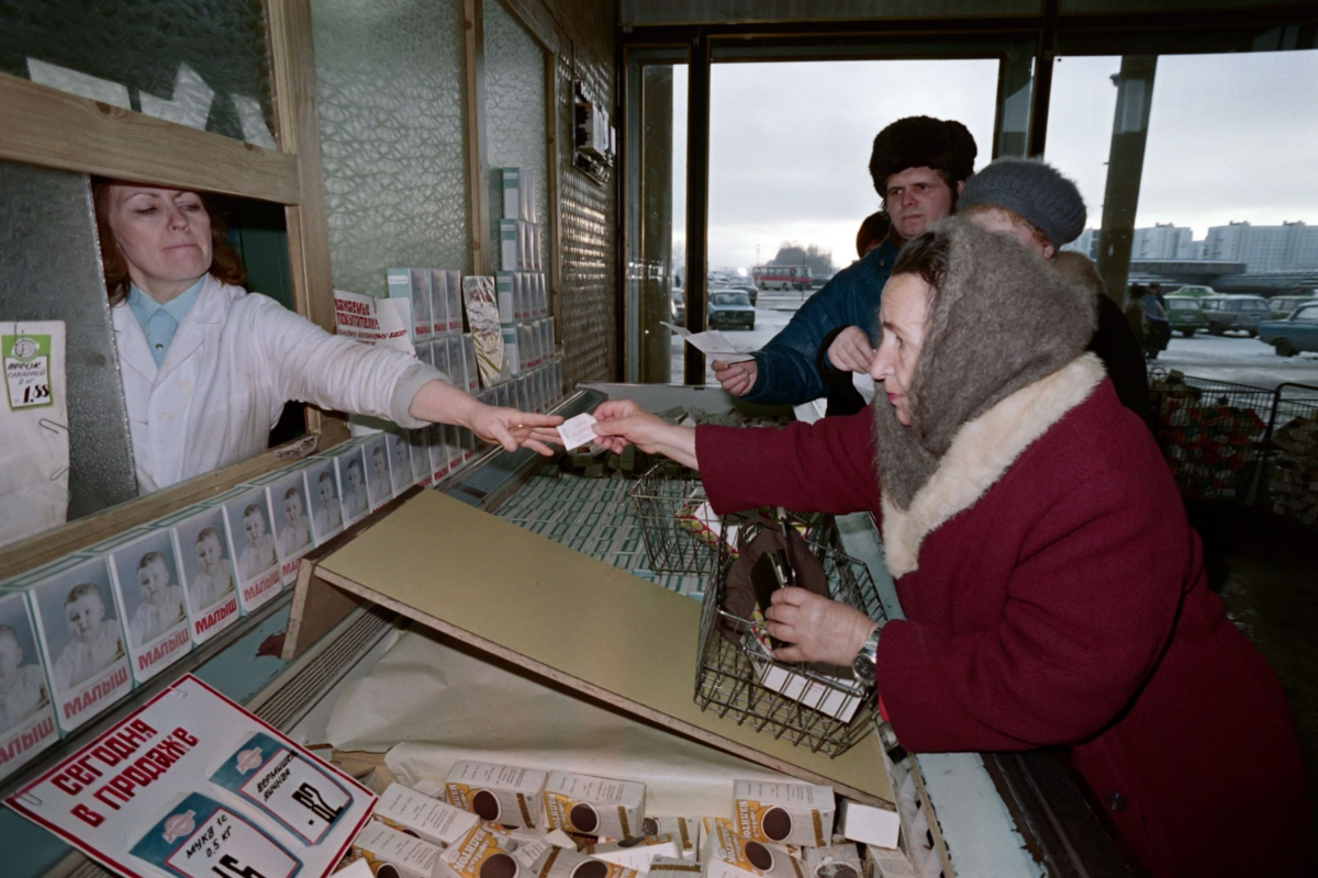 1990 год хроника. Пустые прилавки 90-х. Пустые прилавки в СССР. Прилавки магазинов в 1990 году. Перестройка пустые прилавки.