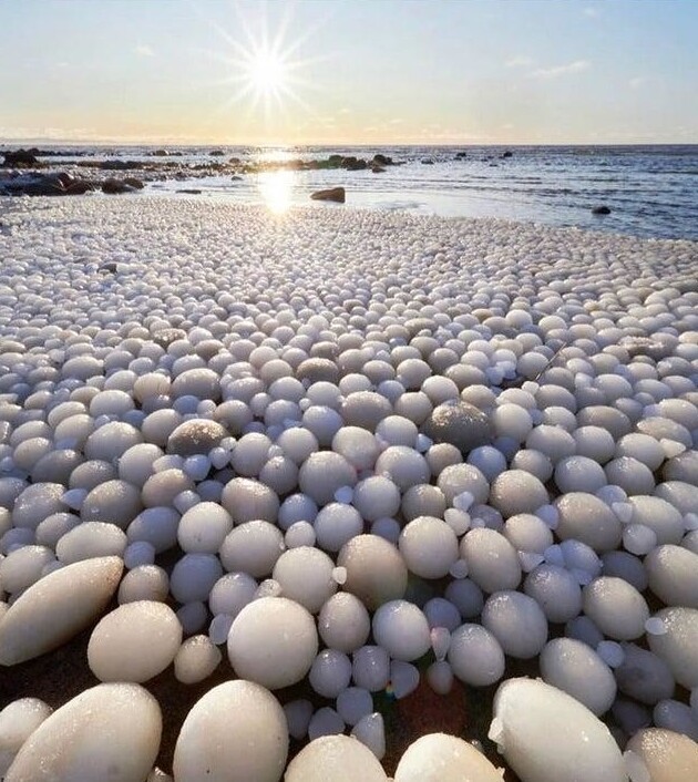 Ледяные яйца - это редкое явление, возникающее, когда лед перекатывается ветром и водой (Северная Финляндия)