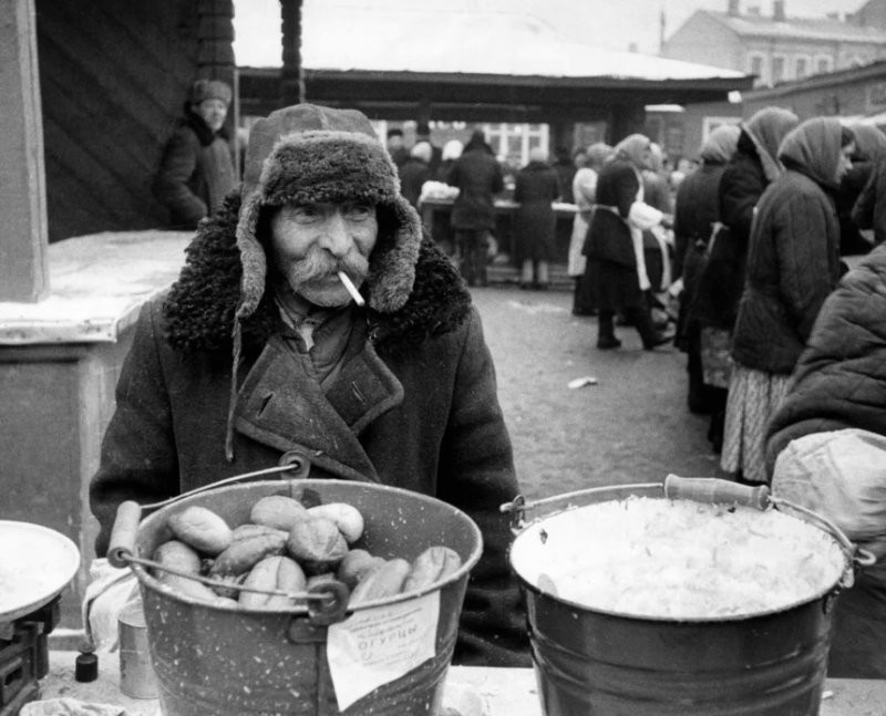 Продавец соленых огурцов на Зацепском рынке, Москва, 1960 год