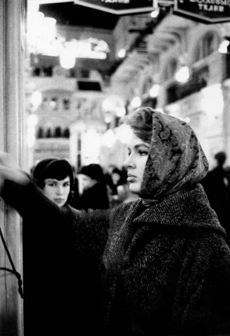 Женщина делает покупки в ГУМе, 1960 год