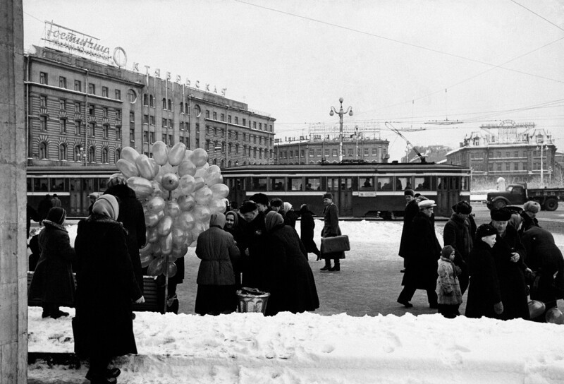У станции метро «Площадь Восстания»: Ленинград, 1960 год