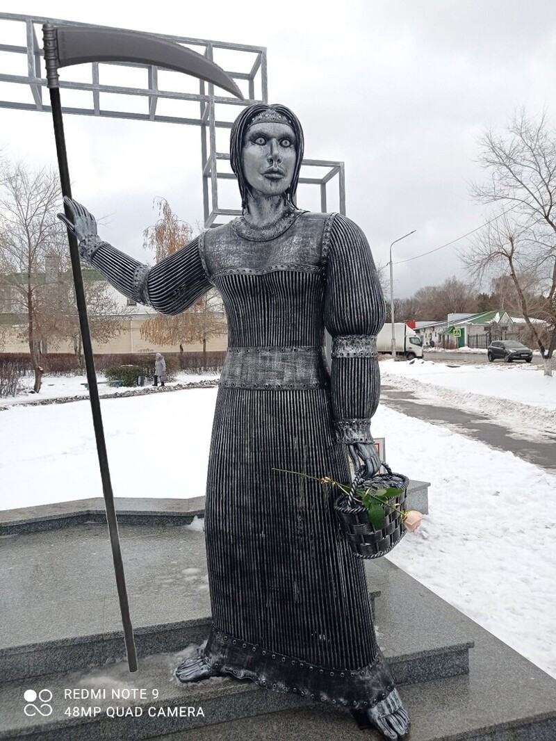В Нововоронеже установили памятник Алёнке в духе постапокалипсиса