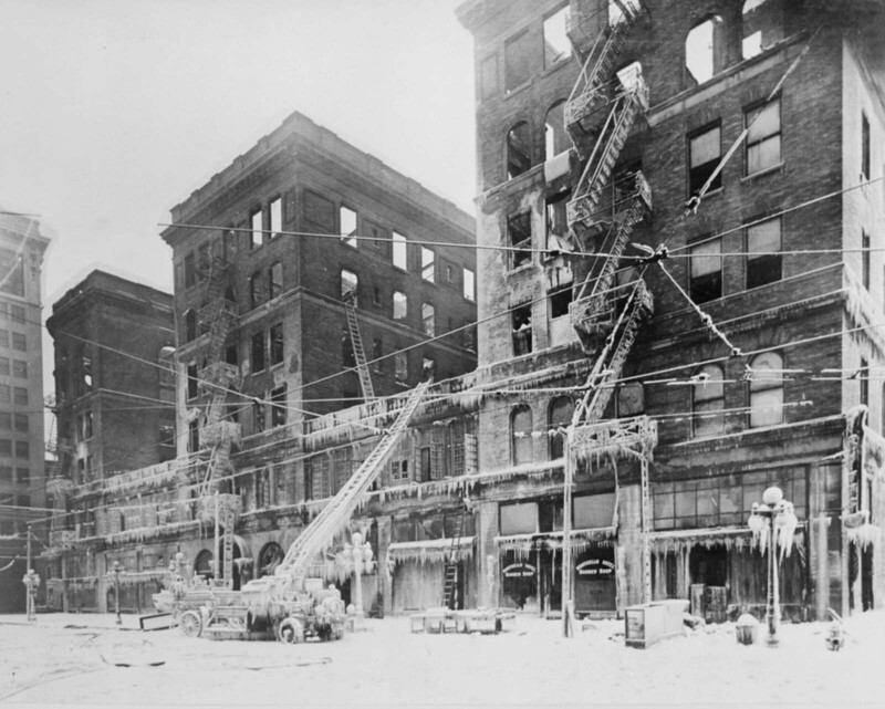 Обгоревшие и покрытые льдом останки отеля "Монтичелло" в Норфолке, Вирджиния. 1918 г.