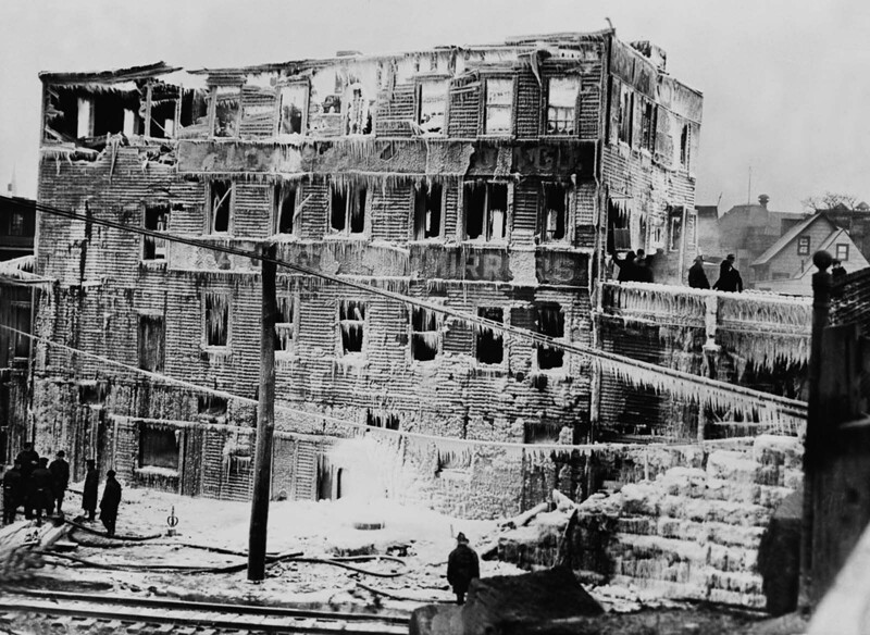 Руины здания стекольной компании Williamson в Бостоне. 1939 г.