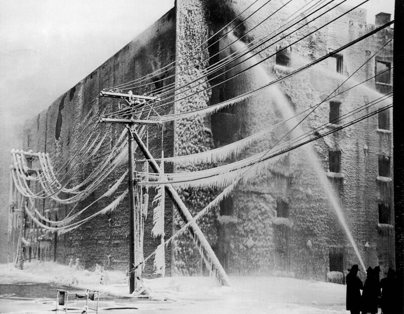 Пожарные тушат пожар в Олбани, штат Нью-Йорк. 1940 г.