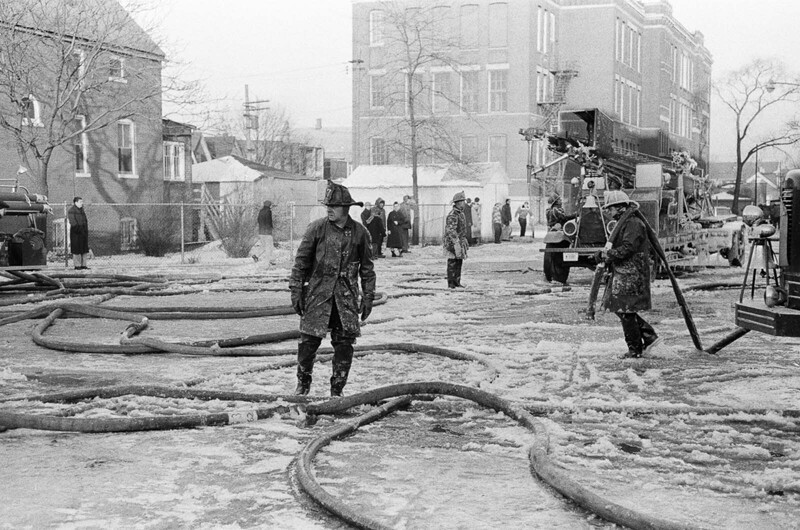 Пожарные Чикаго реагируют на пожар при минусовой температуре. 1958 г.