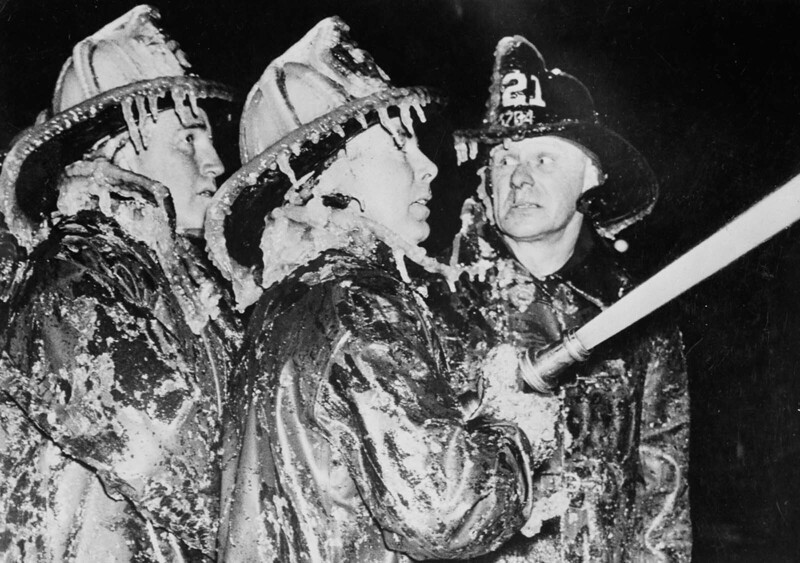 Пожарные Нью-Йорка борются с огнем, покрытые сосульками. 1940 г.
