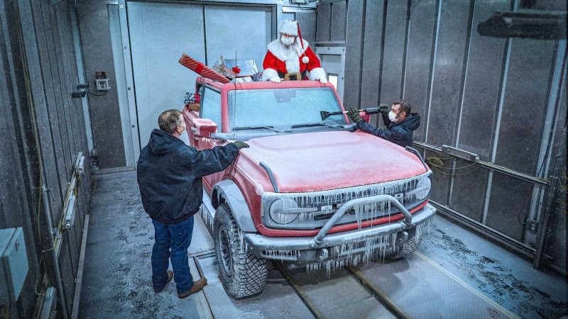 Неизвестные старые фотографии Ford Bronco с Санта-Клаусом