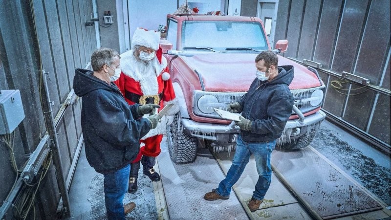 Неизвестные старые фотографии Ford Bronco с Санта-Клаусом