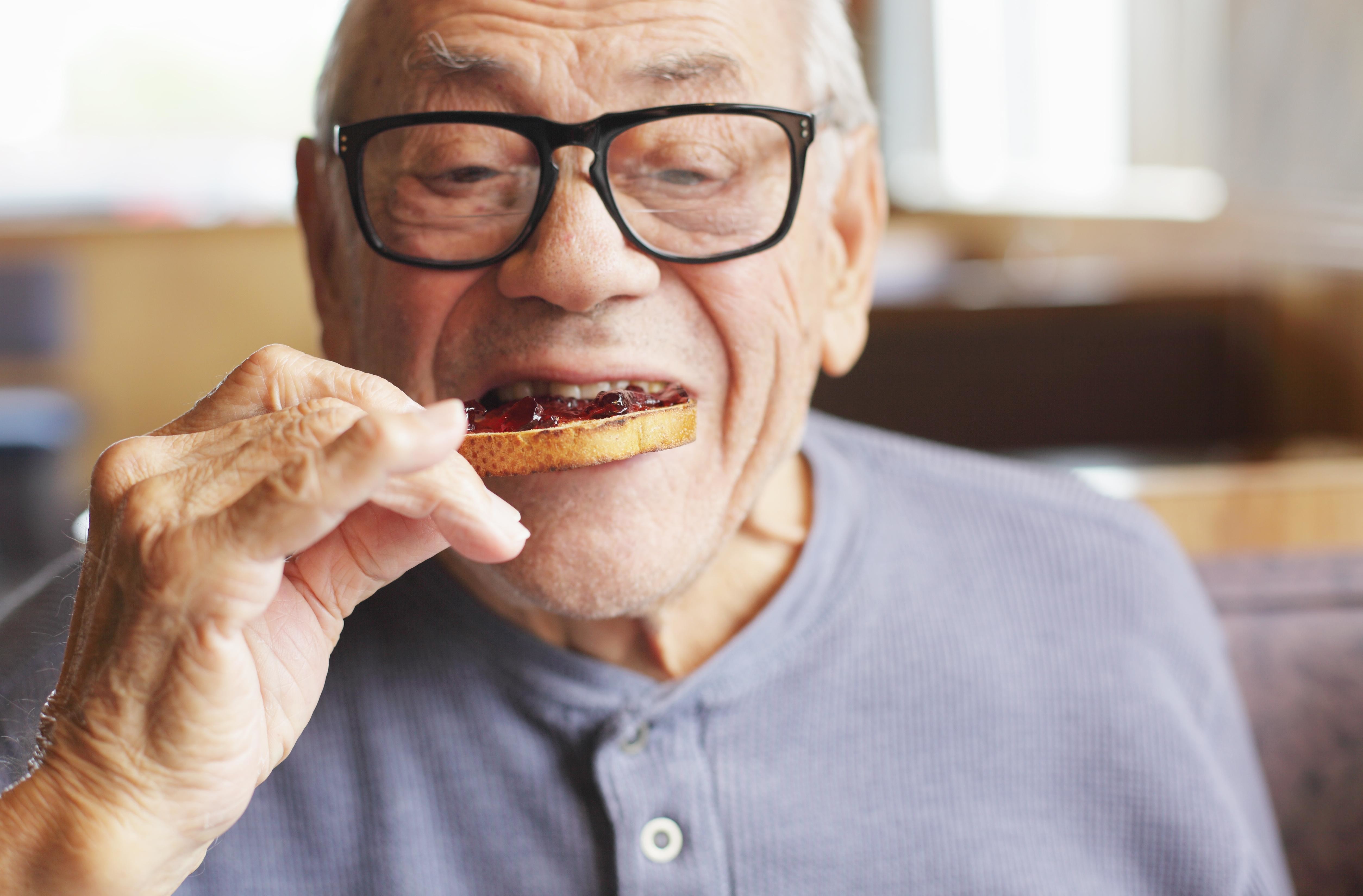 Старик не хочет есть. Питание пожилых людей. Пожилые люди едят. Старик ест. Аппетит у пожилых.