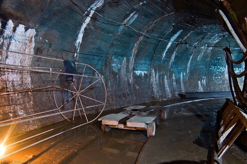 Обнаружился небольшой полустанок рабочих, рядом в туннеле стоит вагонетка.