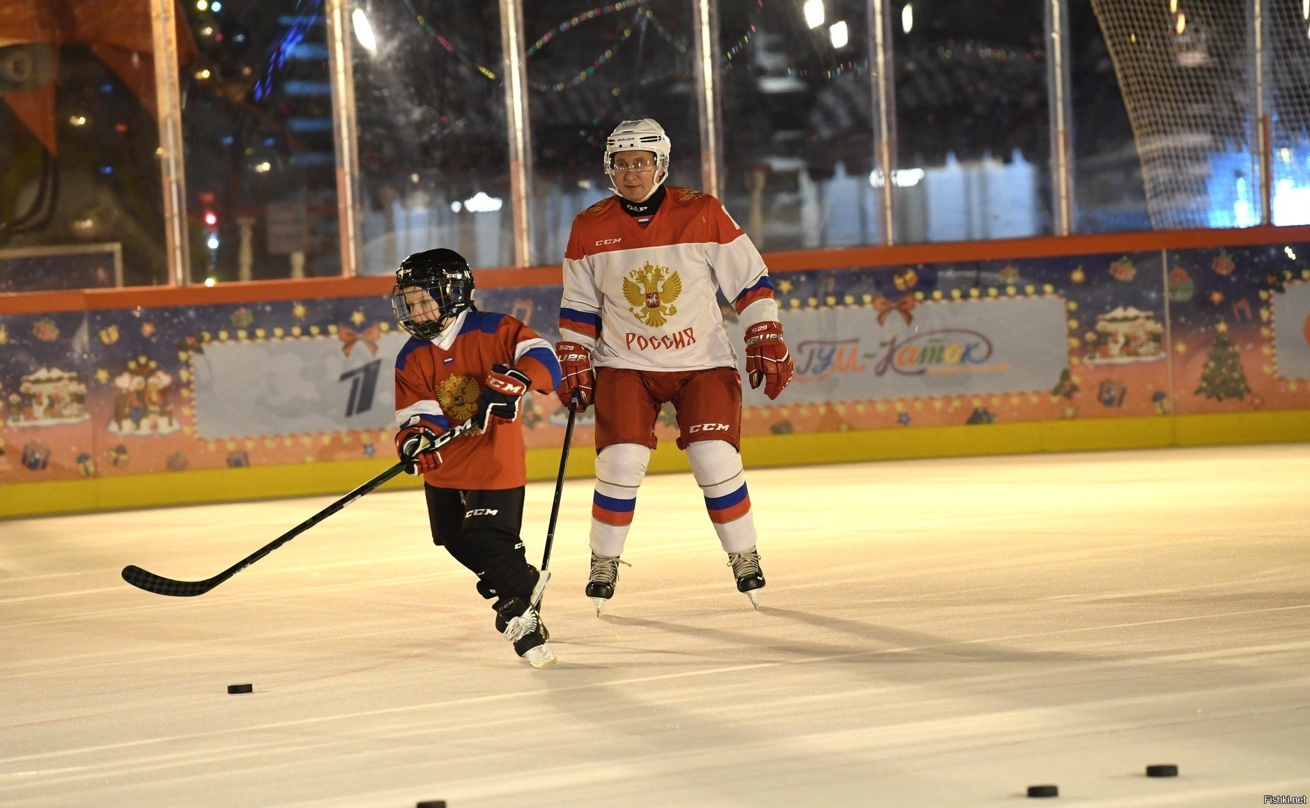 Владимир Путин вышел на лёд на Красной площади с 9-летним Димой Ащепковым,уча...