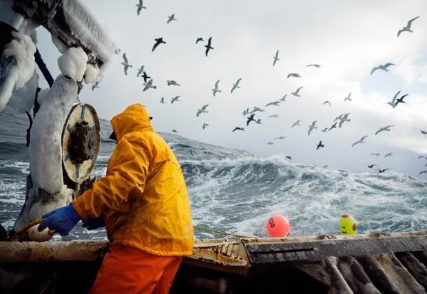 Рыбаки в море в шторм – мужество и опасности