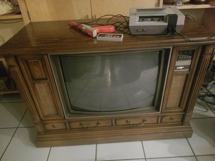 24. Старые телевизоры и консоли