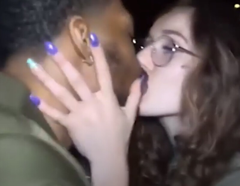 Победа BLM: девушка поцеловала активиста движения на глазах своего парня, а тот был не против