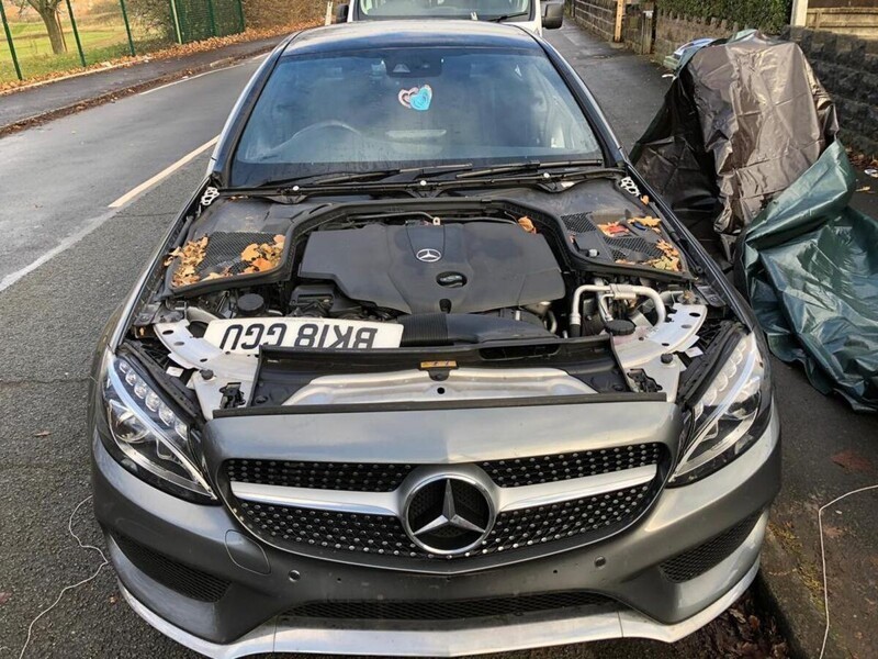 Новый Mercedes-Benz британца "раздели" под его окнами