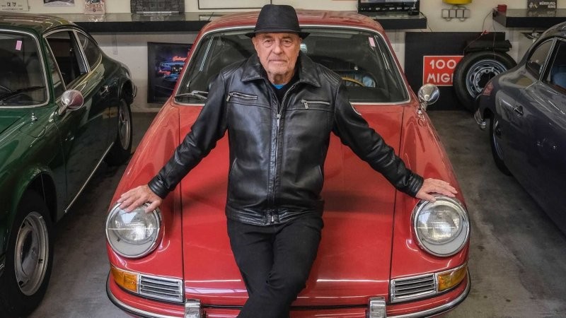 80-летний коллекционер купил свой 80-й Porsche и построил отдельное здание для размещения своей коллекции
