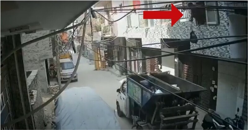 Неосторожный индиец упал в кузов мусоровоза, когда пытался выбросить из своего окна пакет с мусором