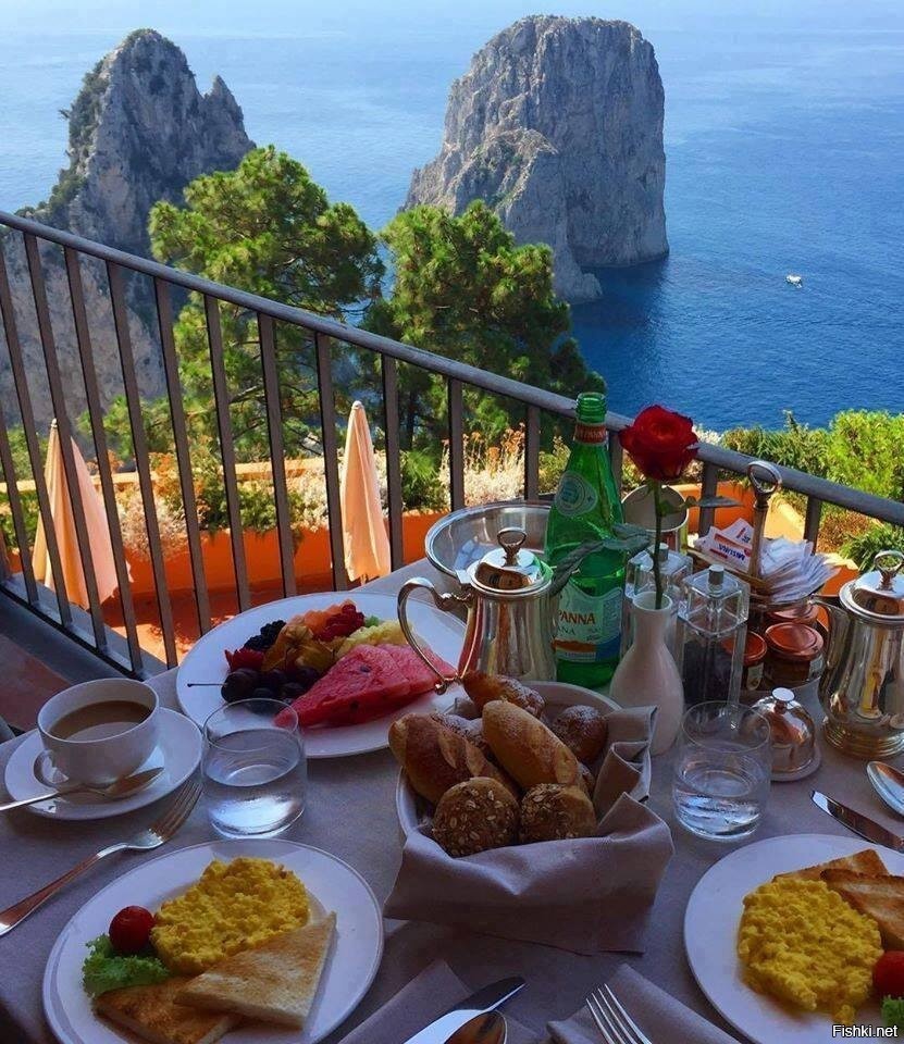 Завтрак на побережье Италии