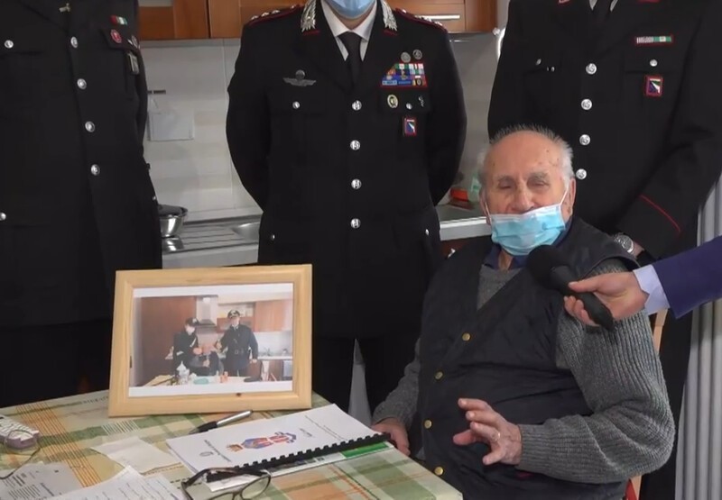 Одинокий дедушка попросил полицейских провести с ним несколько минут на Рождество