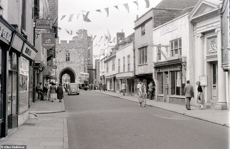 Было - стало: Хай-стрит и Вестгейт в Кентербери, Кент, 4 августа 1958 года - наши дни