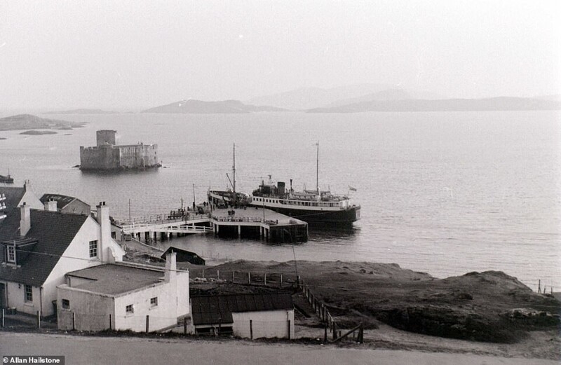 Вид из Каслбей на острове Барра в марте 1964 года. Каслбей - главная деревня на острове, где расположен паромный терминал