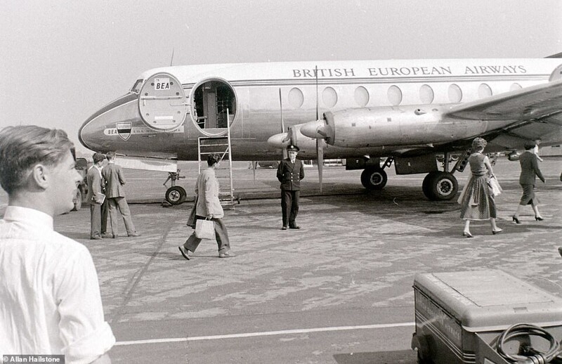 Самолет British European Airways Vickers Viscount на взлетно-посадочной полосе в аэропорту Бирмингема, рейс до Парижа. 25 августа 1955 года