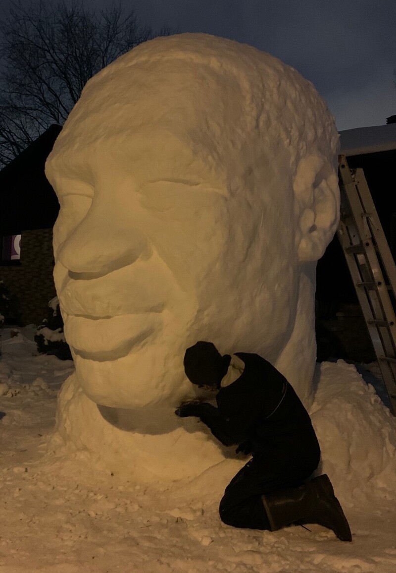 Канадский художник слепил снеговика в виде Джорджа Флойда, но не учел, что снег - белый