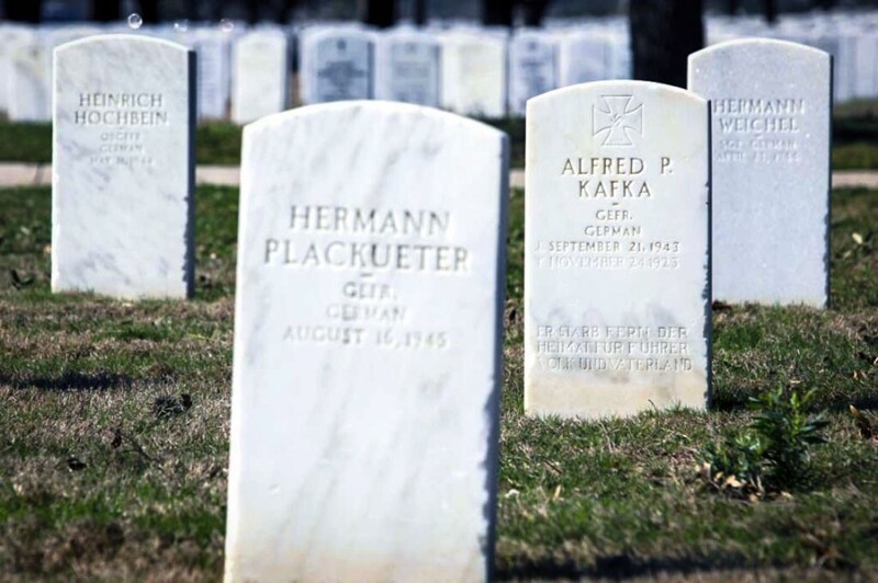 Свастики на военном кладбище США