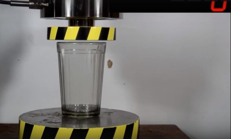 Экспериментатор проверил, какую нагрузку выдерживает советский граненый стакан