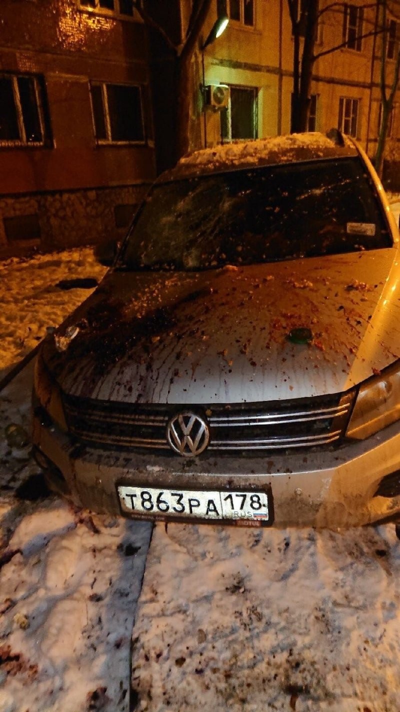 В Санкт-Петербурге припаркованный «Фольксваген» закидали банками с заготовками