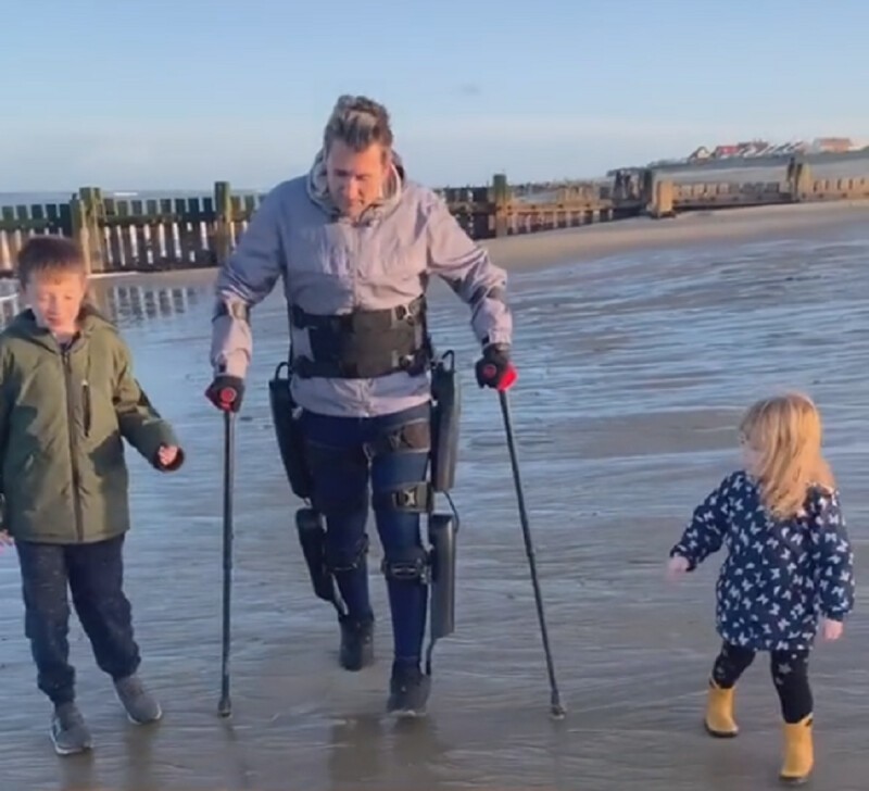 Какие эмоции: парализованный британец впервые прошелся по пляжу с детьми