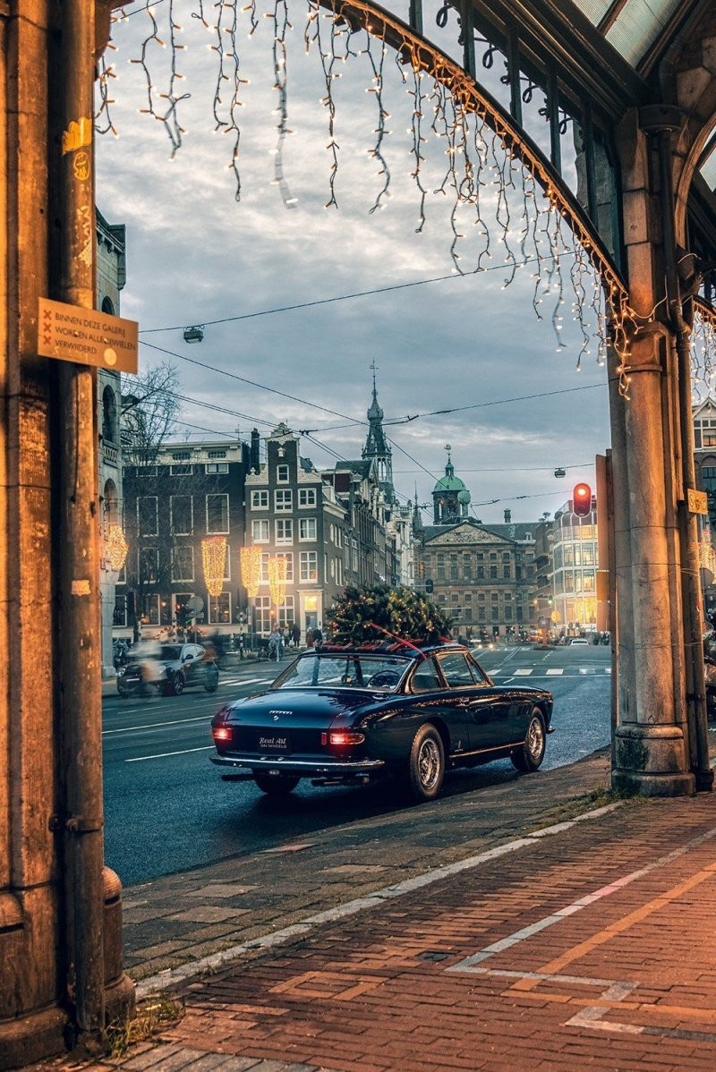 С наступающим Новым годом! Ferrari 330 GT 2+2 на фоне рождественского Амстердама