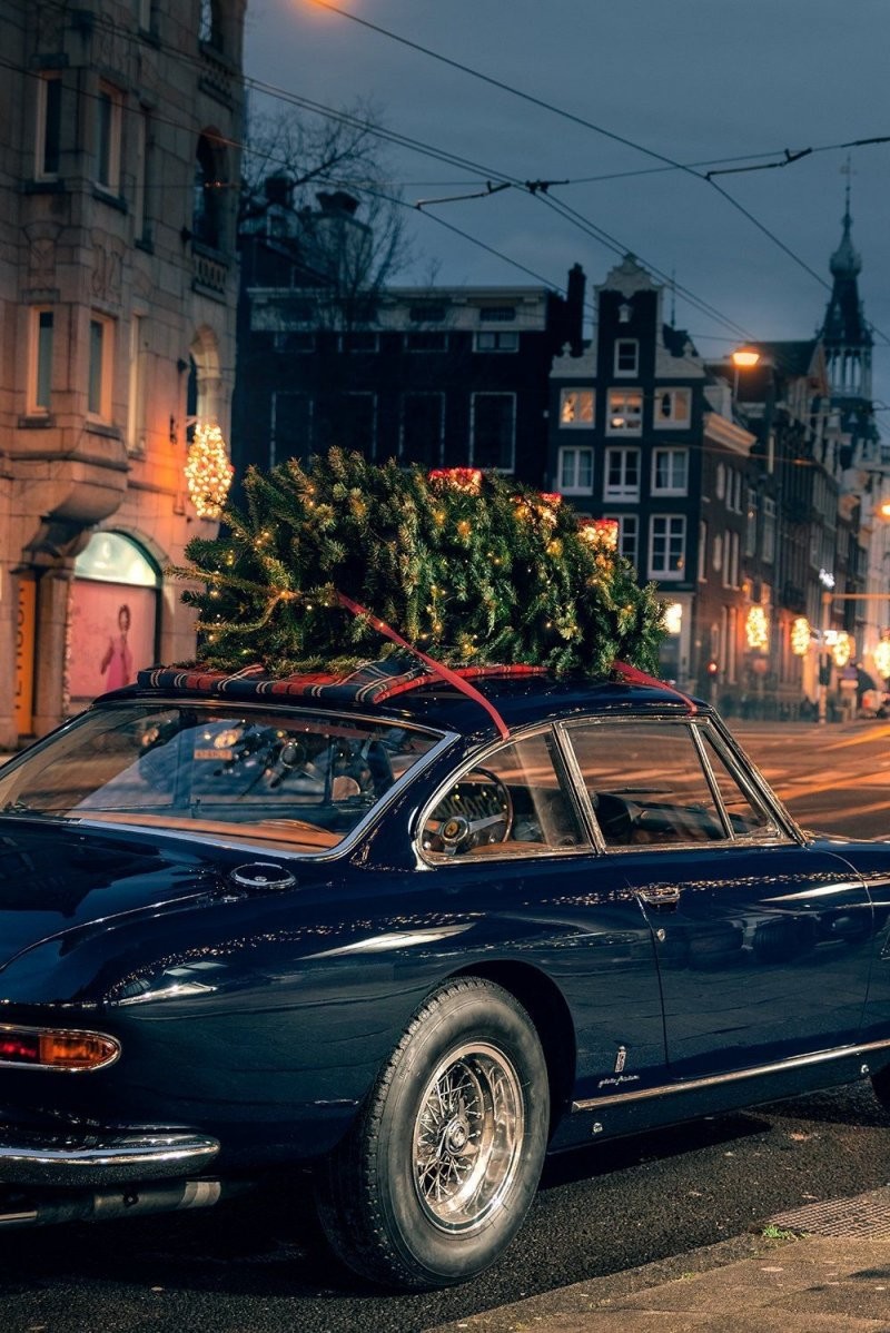 С наступающим Новым годом! Ferrari 330 GT 2+2 на фоне рождественского Амстердама