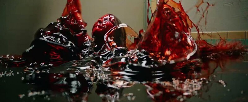 4. В фильме "Оно 2" для съемок сцены в ванной было израсходовано 5 000 галлонов фальшивой крови. Это рекордный показатель