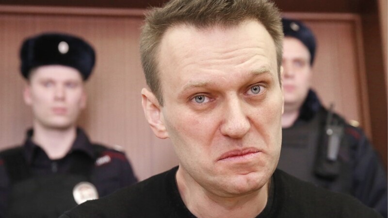 Поставьте Леше хорошую песню. Да, "Дорожная" тоже подойдет.
