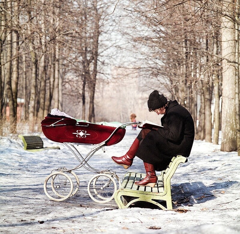 Женщина с коляской в парке Горького, Москва, СССР, 1986 год