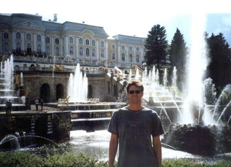 Джим Кеppи гуляет в Петербypге, 2001 год