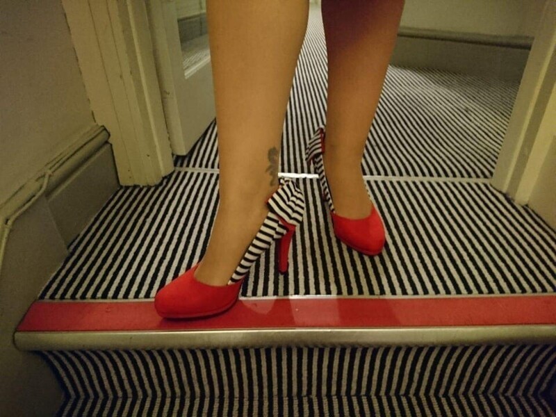 1. «Мои туфли идеально сочетаются с ковром в этом отеле»