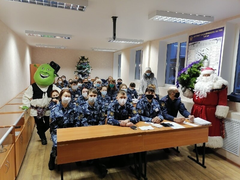 Шрек поздравил сотрудников тагильской колонии ИК-6, заступающих на службу, с Новым годом
