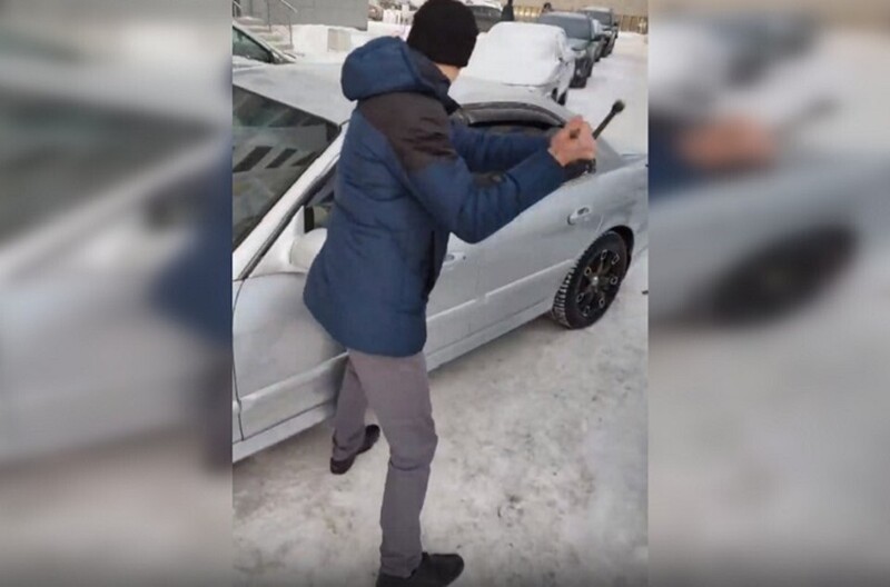 Екатеринбуржец выбил окно в своем авто ради проезда "Скорой"