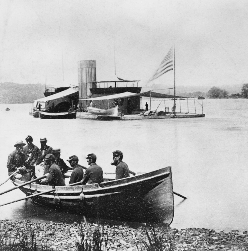 Солдаты Союза гребут к кораблю USS Onondaga на реке Джеймс, штат Виргиния, 1862