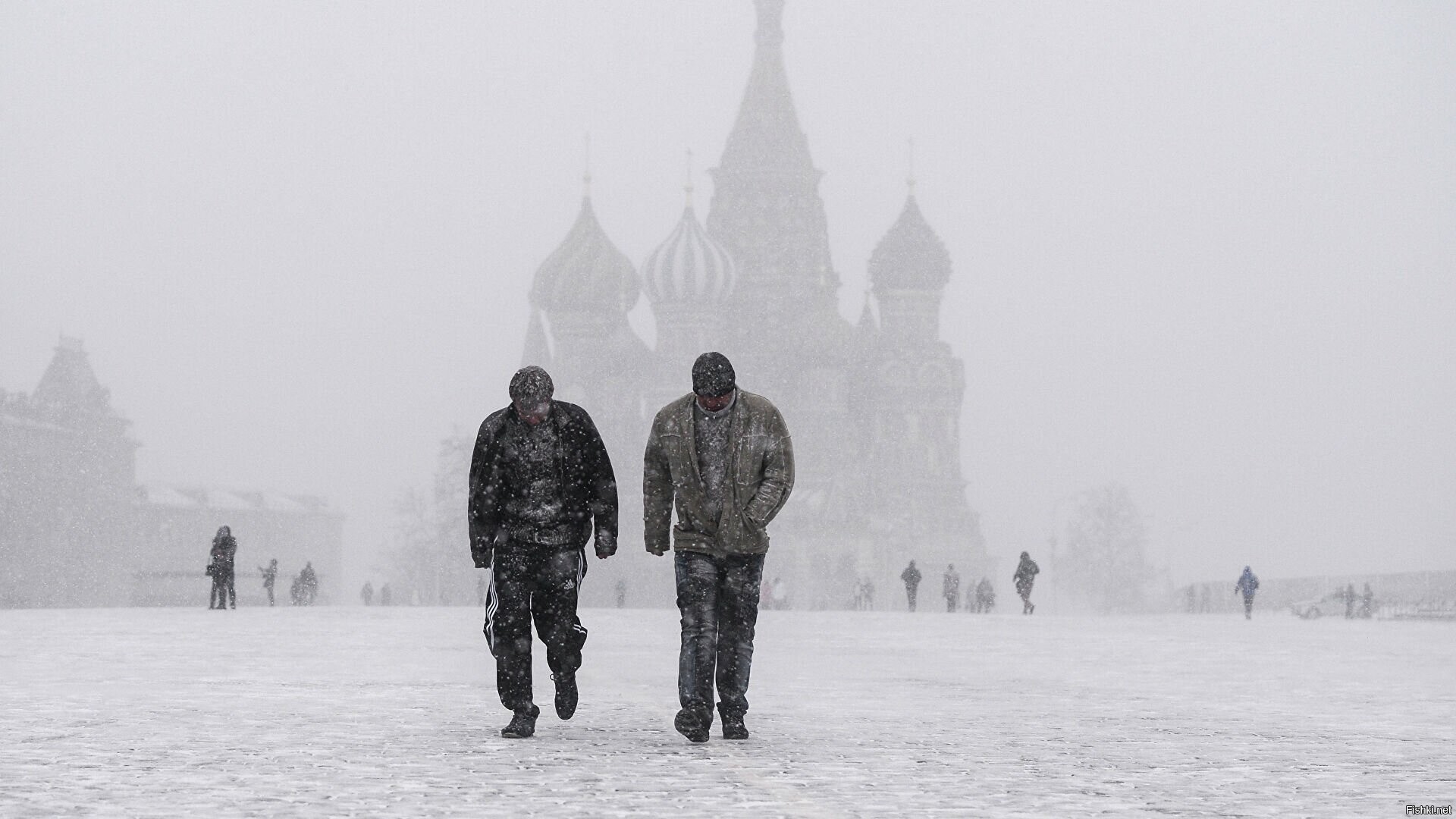 Российского холода. Сильная метель. Зима в России. Метель в городе. Суровая зима в России.