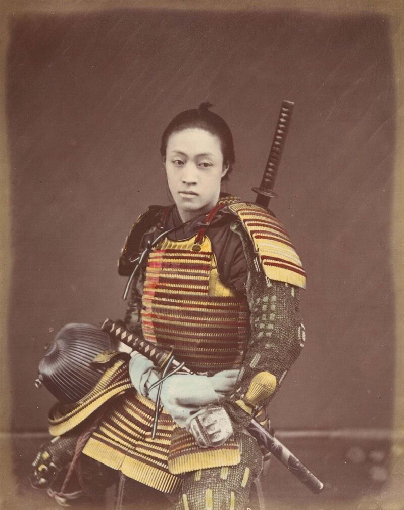 Актриса в самурайских доспехах