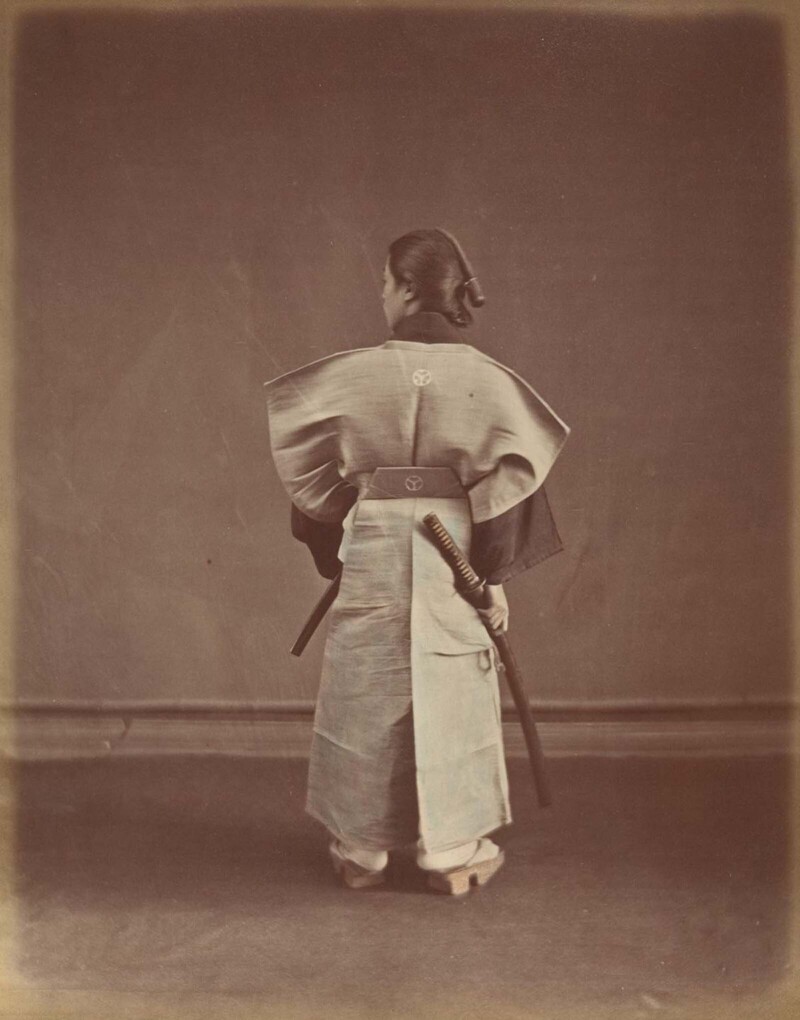 Женщина в традиционной одежде с мечом