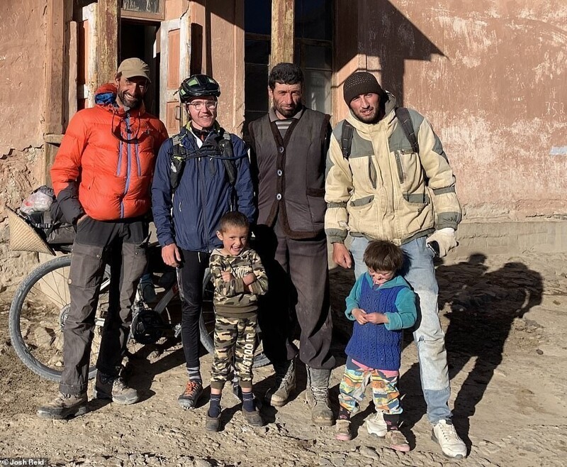 Пастухи, которые принимали Джоша в Таджикистане