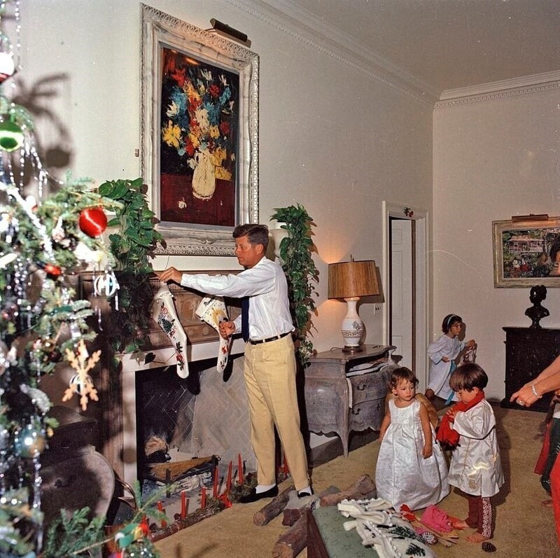 Джон и Жаклин Кеннеди празднуют рождество в кругу семьи. 1962 год