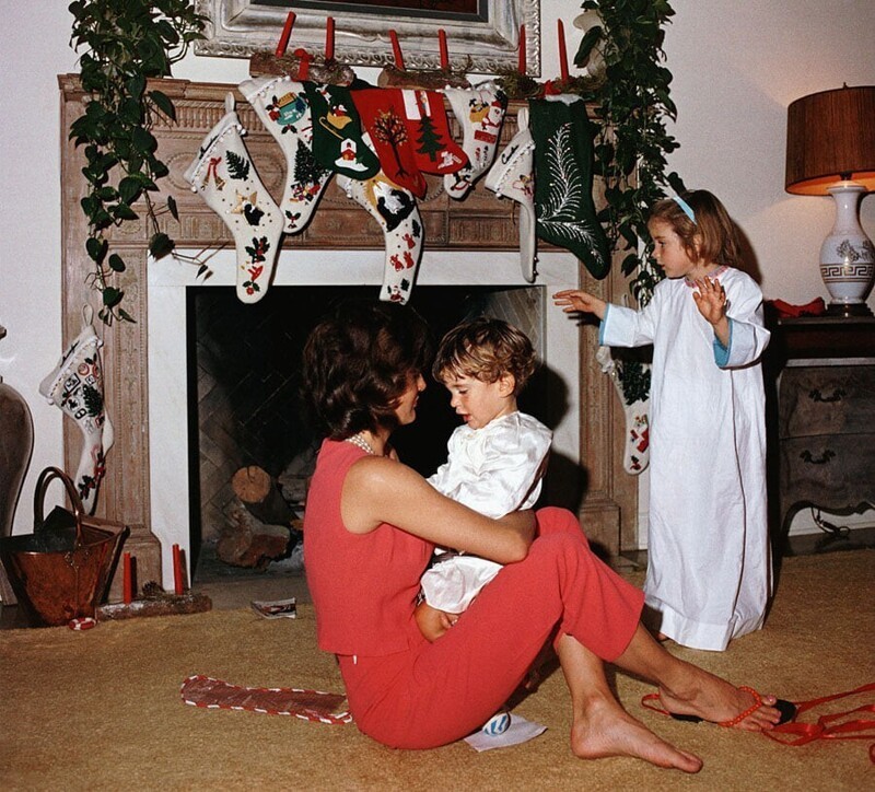 Джон и Жаклин Кеннеди празднуют рождество в кругу семьи. 1962 год