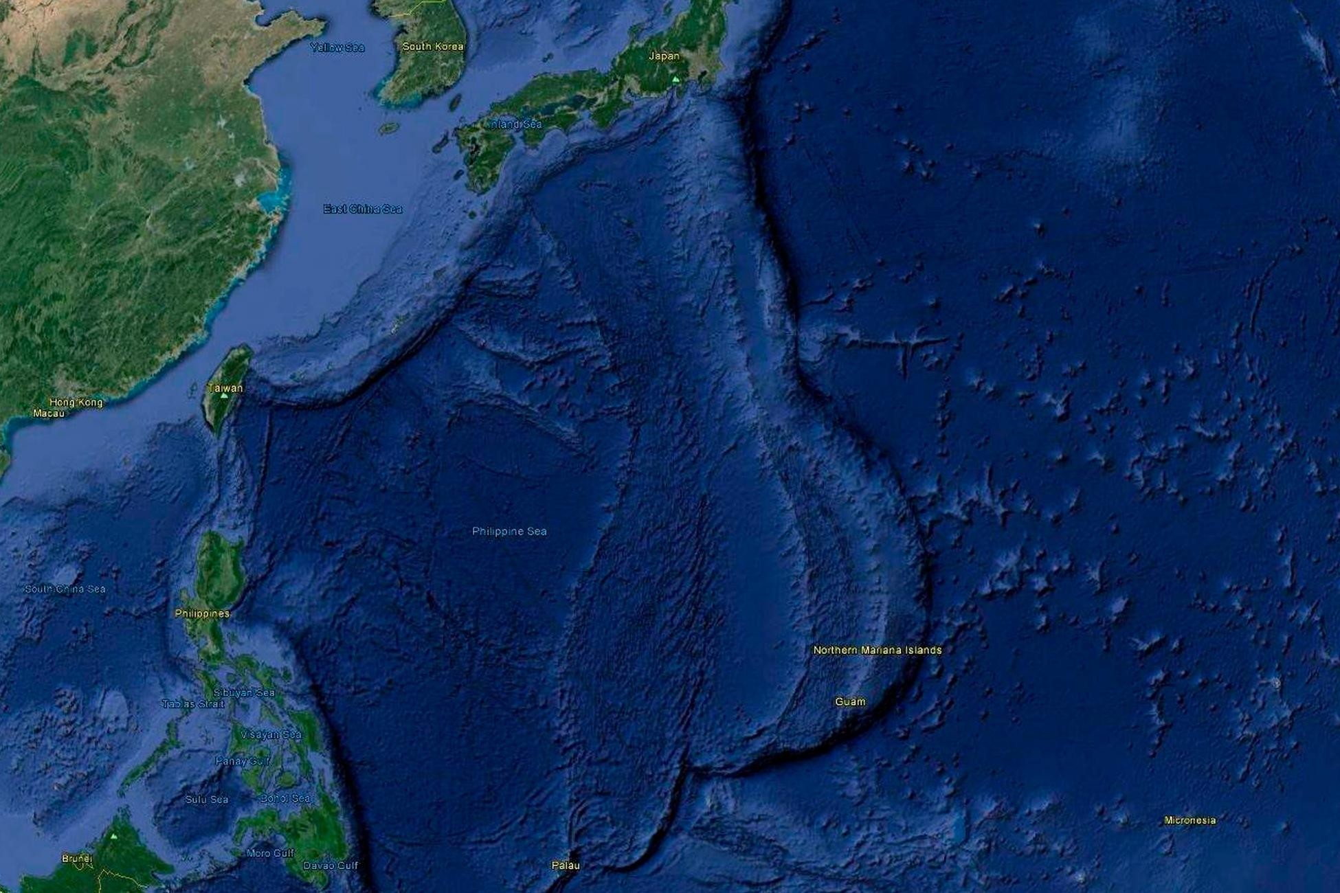 Самая глубокая впадина на суше это котловина. Марианская впадина рельеф дна. Желоб Тихого океана Марианский желоб. Бермудский треугольник и Марианская впадина.